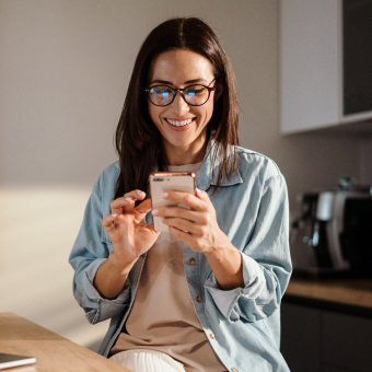 Femme sur son smartphone