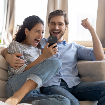 Couple heureux devant leur smartphone