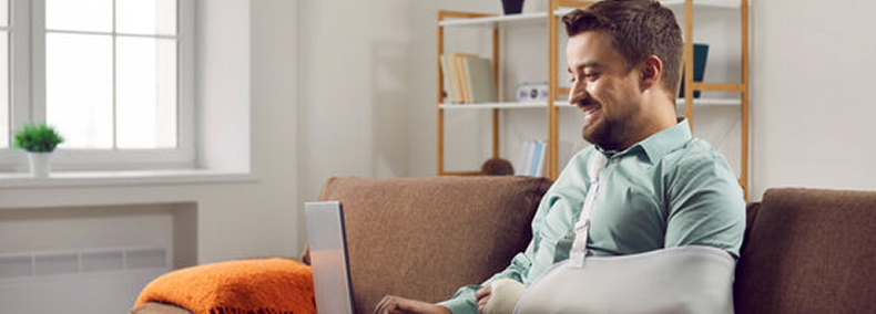 Homme_invalide_souriant_assis_sur_un_canapé